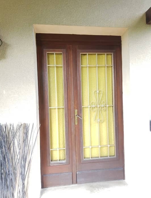 Ancienne porte en bois vitrée jaune, avant
