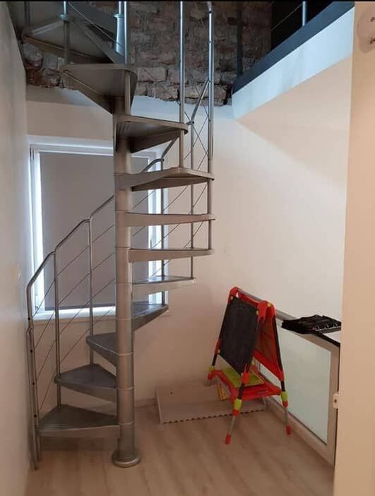 Escalier basse qualité gris, avant