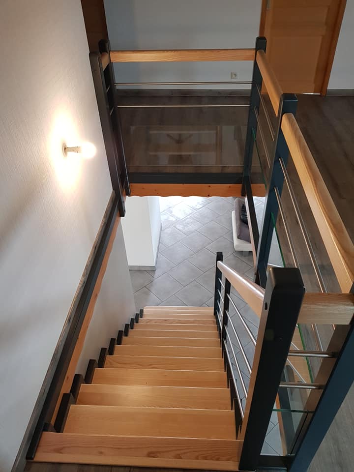 Pose d'un escalier tout bois bi-couleur à Granges-Aumontzey