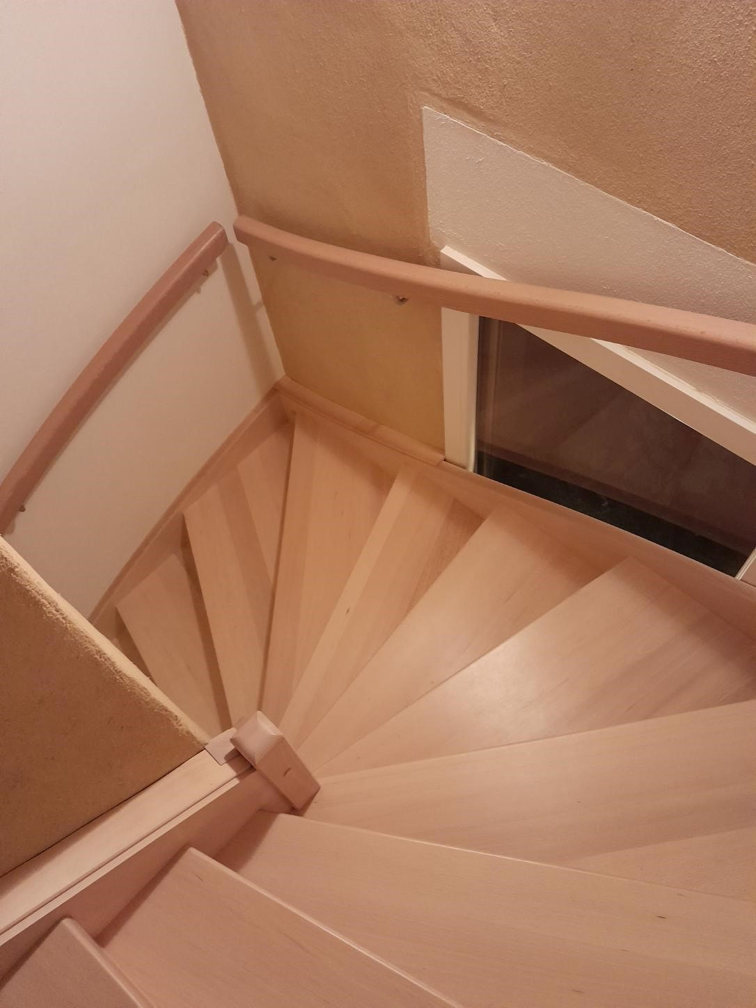 Escalier en hêtre vernis incolore à double quart tournant