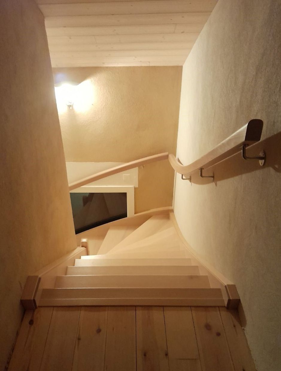 Escalier en hêtre vernis incolore à double quart tournant