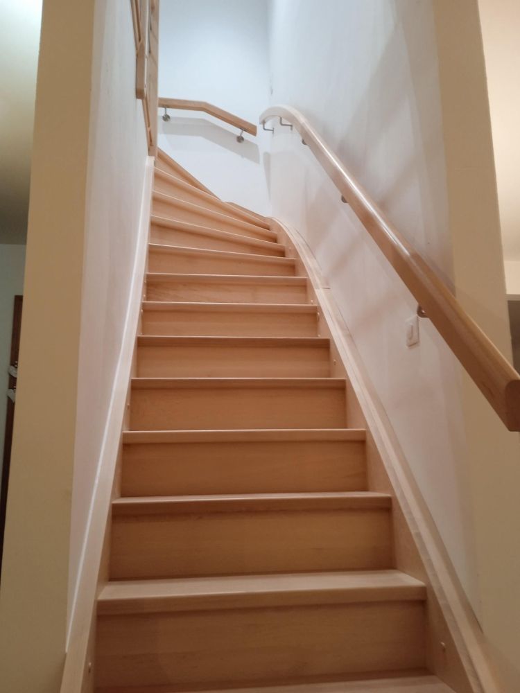 Habillage en bois d'un escalier béton