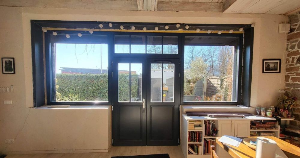 Création et pose d'une porte et de fenêtres de type verrière avec panneaux photovoltaïques intégrés à Saint-Dié-des-Vosges