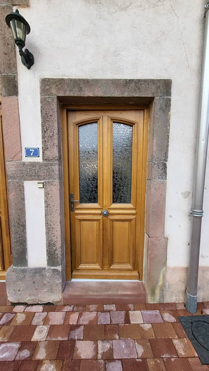 Remlacement d'une porte d'entrée en bois sur mesure dans les Vosges